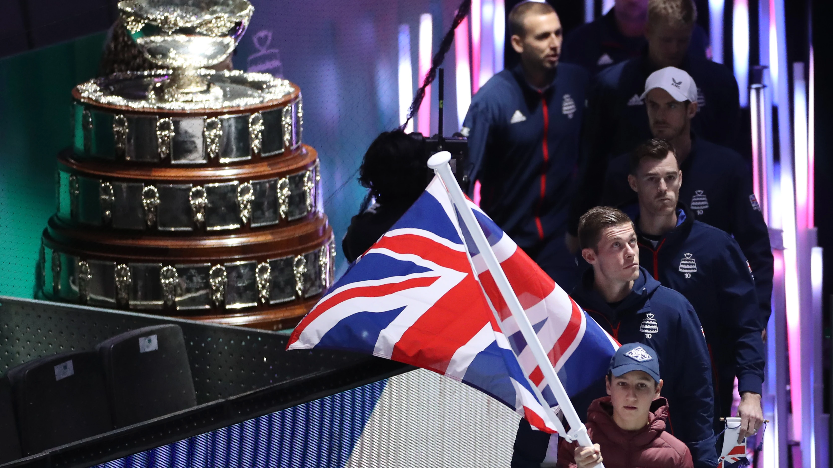 El equipo británico salta a la pista durante un partido de la Copa Davis