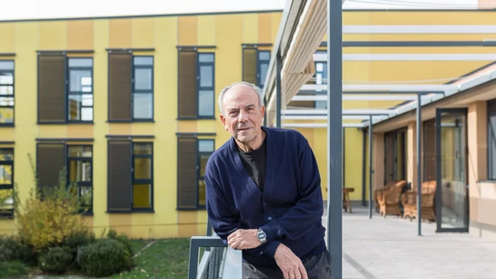 Antonio García en el jardín del centro social de convivencia Trabensol Antonio García en el jardín del centro social de convivencia Trabensol