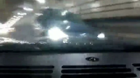 Brutal accidente en un túnel durante una carrera ilegal de coches de lujo entre un padre y su hijo Brutal accidente en un túnel durante una carrera ilegal de coches de lujo entre un padre y su hijo