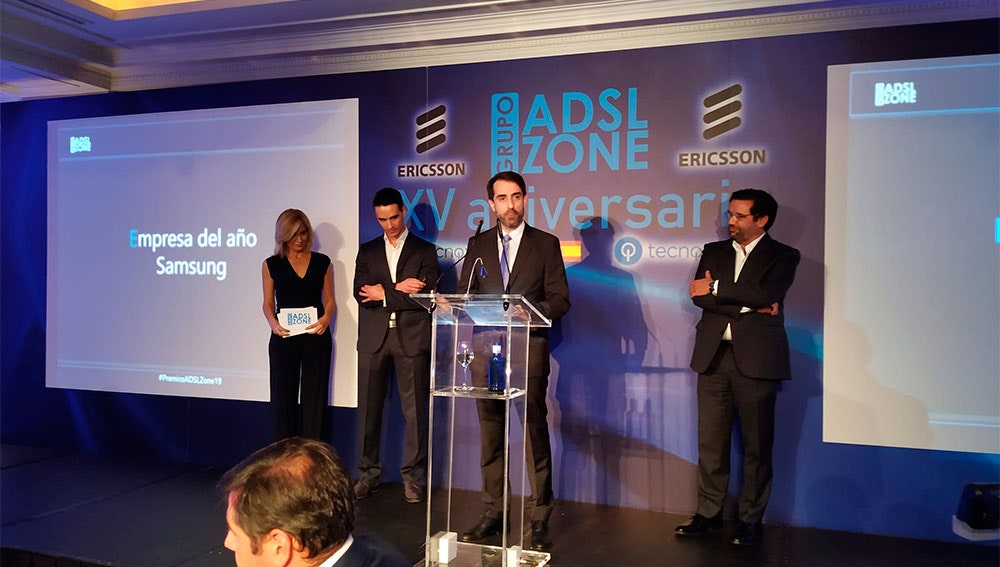 Alfonso Fernández, Director de Marketing de Samsung España recogiendo el premio