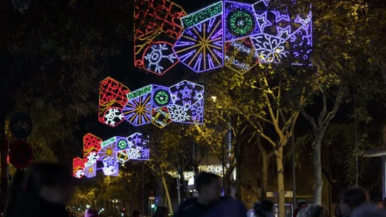 Luces en una calle de Barcelona en una imagen de archivo Luces en una calle de Barcelona en una imagen de archivo