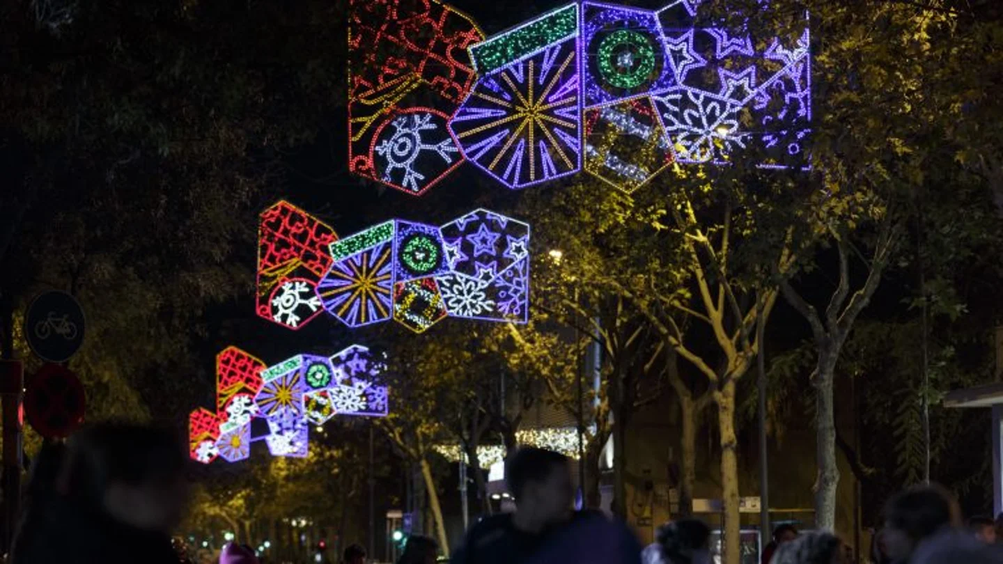 Luces en una calle de Barcelona en una imagen de archivo Luces en una calle de Barcelona en una imagen de archivo