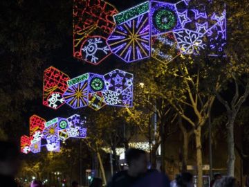 Luces en una calle de Barcelona en una imagen de archivo Luces en una calle de Barcelona en una imagen de archivo