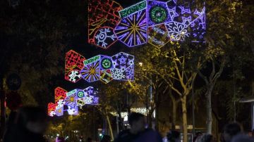 Luces en una calle de Barcelona en una imagen de archivo