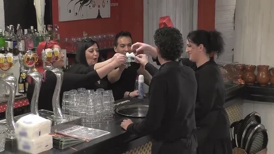 Así solucionan el fracaso del servicio en el 'Lolailo': "Teta, la gente de arriba está muy nerviosa y me voy a poner a servir 'mamaditas'" Así solucionan el fracaso del servicio en el 'Lolailo': "Teta, la gente de arriba está muy nerviosa y me voy a poner a servir 'mamaditas'"