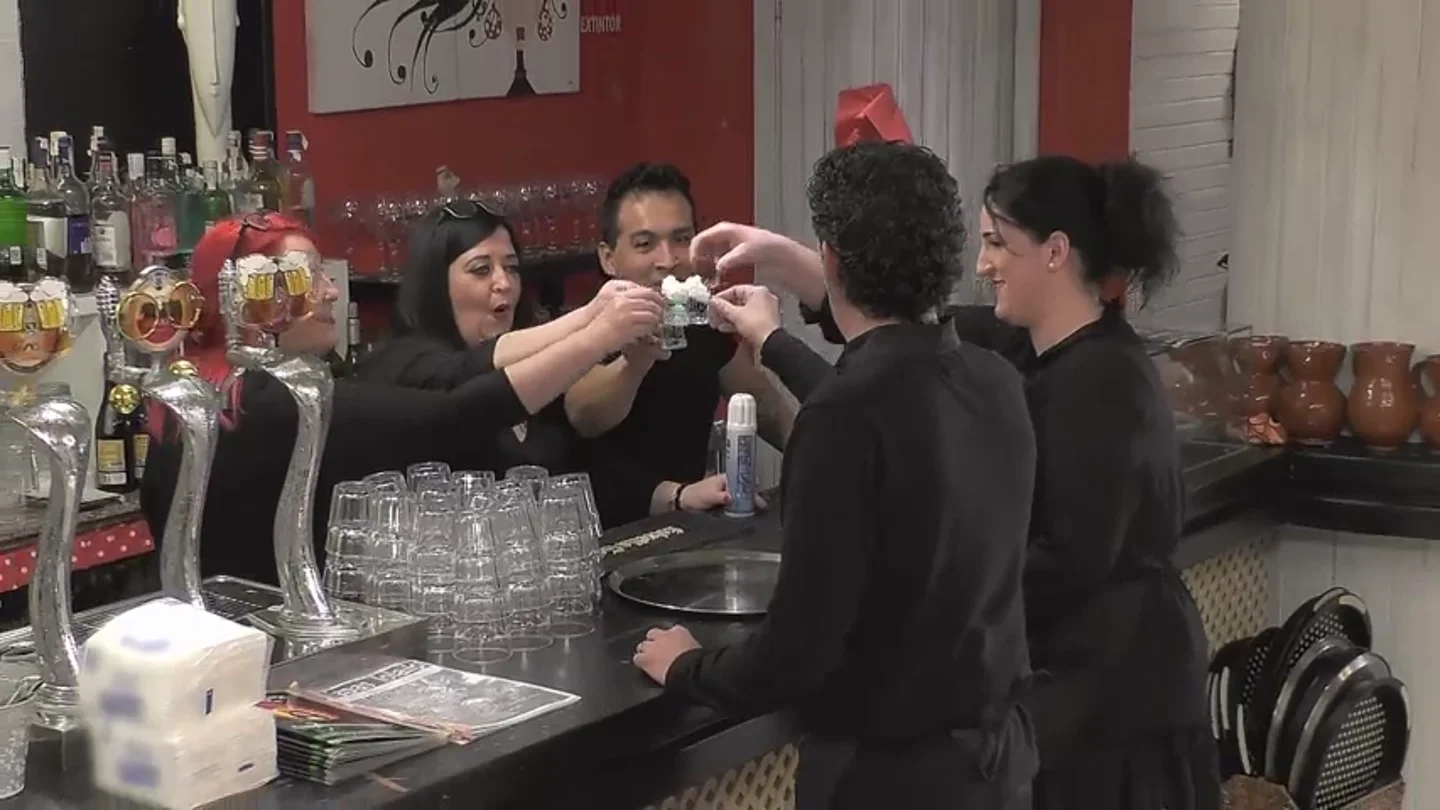 Así solucionan el fracaso del servicio en el 'Lolailo': "Teta, la gente de arriba está muy nerviosa y me voy a poner a servir 'mamaditas'" Así solucionan el fracaso del servicio en el 'Lolailo': "Teta, la gente de arriba está muy nerviosa y me voy a poner a servir 'mamaditas'"