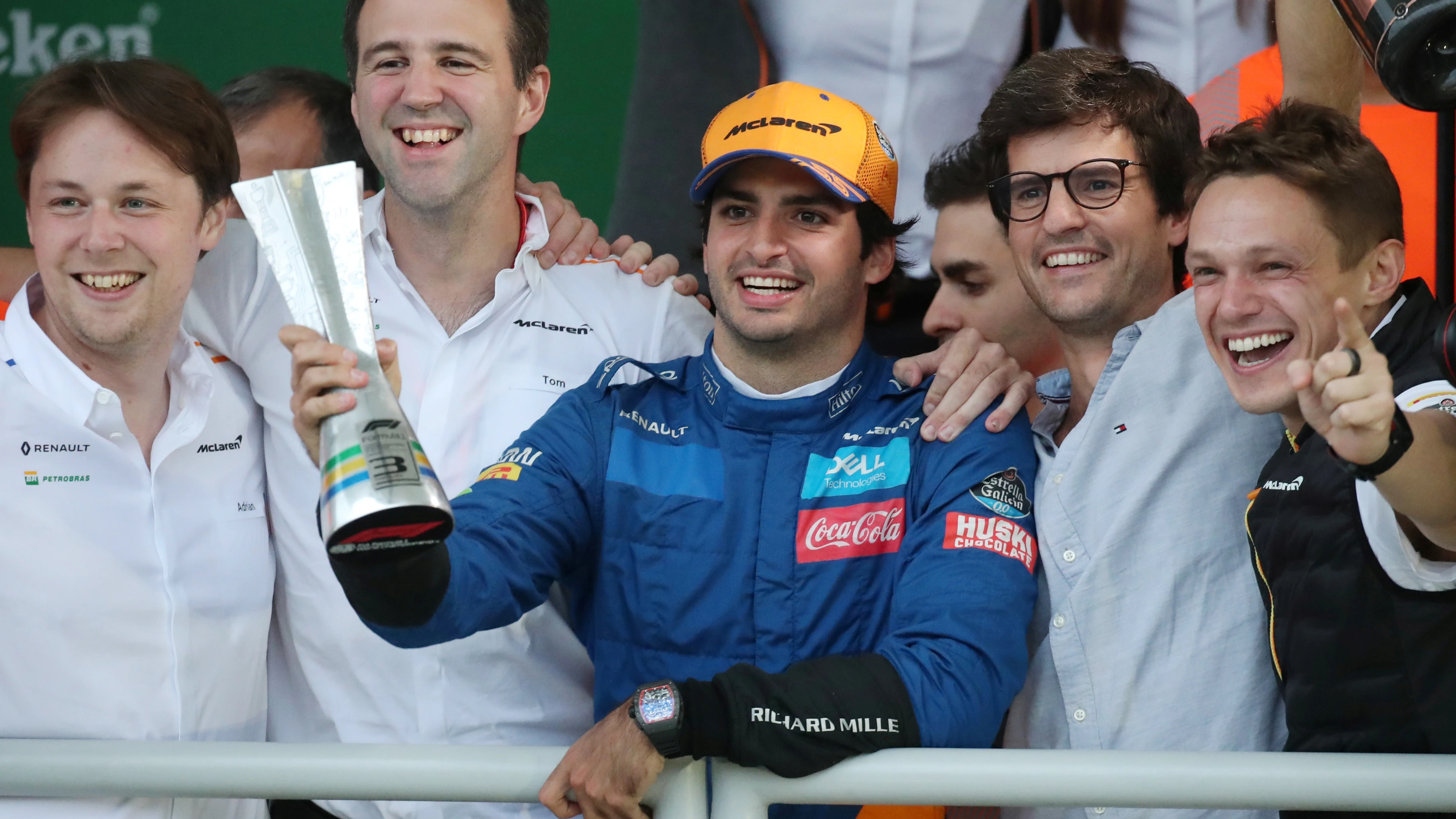 Carlos Sainz celebra su podio en Brasil