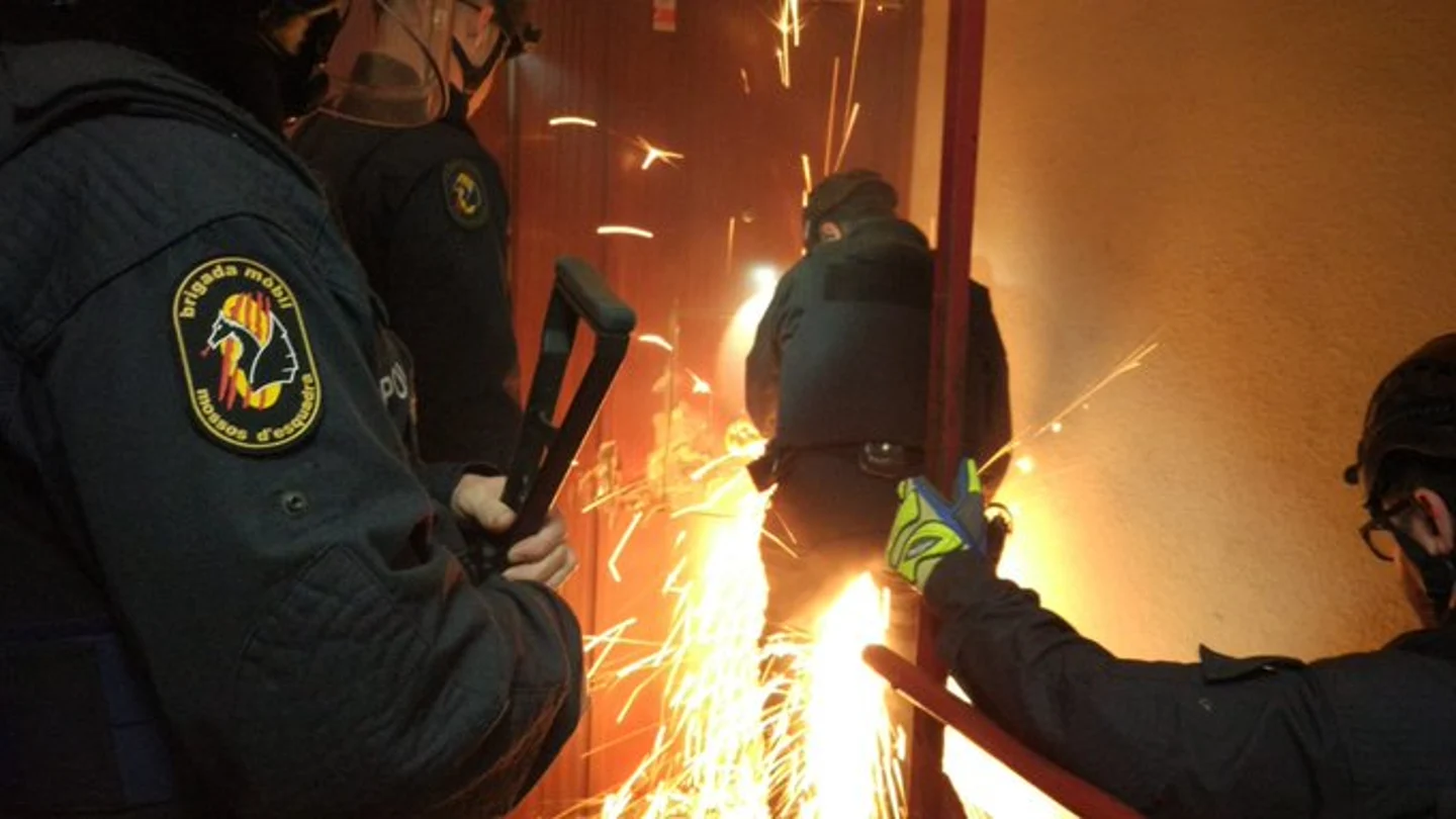 Agentes de los Mossos d'Esquadra durante el operativo Agentes de los Mossos d'Esquadra durante el operativo