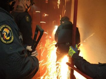 Agentes de los Mossos d'Esquadra durante el operativo Agentes de los Mossos d'Esquadra durante el operativo