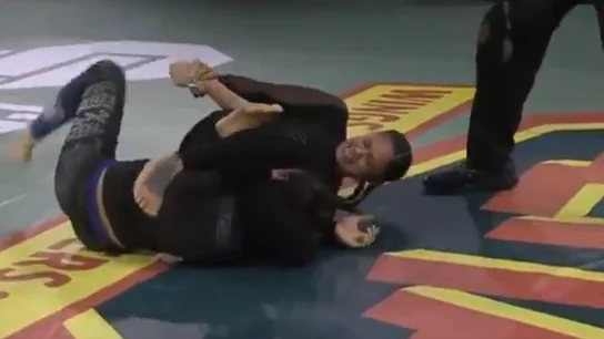 Una luchadora parte el brazo a su rival en pleno combate Una luchadora parte el brazo a su rival en pleno combate