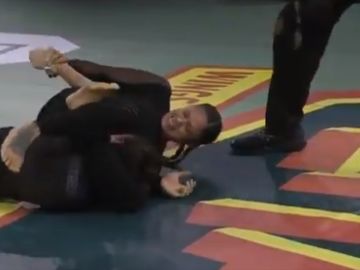 Una luchadora parte el brazo a su rival en pleno combate Una luchadora parte el brazo a su rival en pleno combate