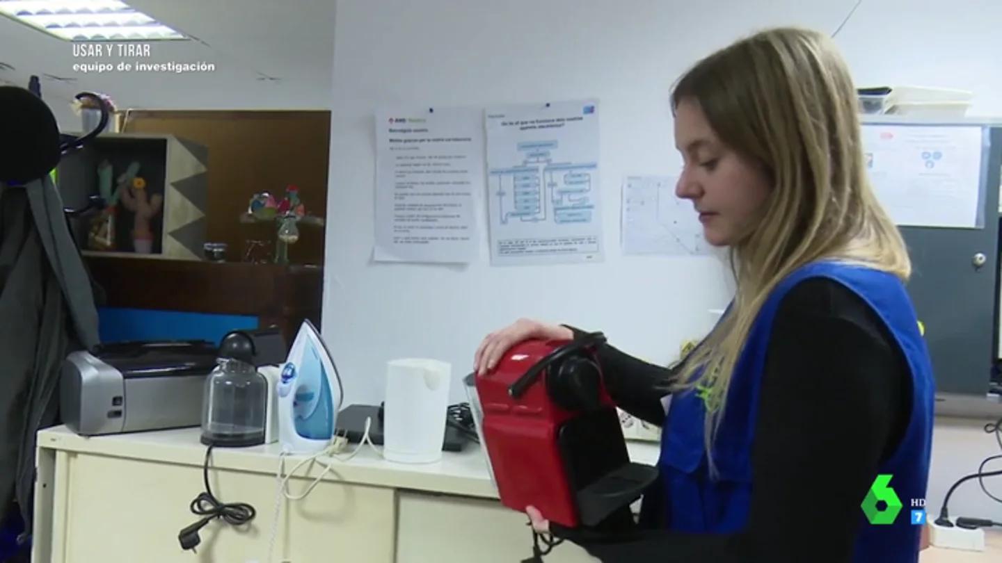 La 'trampa' de las cafeteras de cápsulas para que no las puedas reparar y compres una nueva La 'trampa' de las cafeteras de cápsulas para que no las puedas reparar y compres una nueva