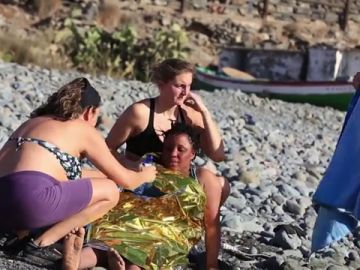 Bañistas atendiendo a una migrante Bañistas atendiendo a una migrante