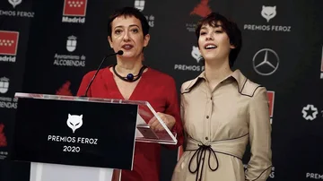 María Guerra, presidenta de AICE, y la actriz Greta Fernández, leen las nominaciones de los Premios Feroz 2020