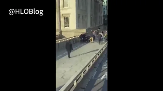 El vídeo del momento en el que la Policía dispara al atacante con cuchillo del Puente de Londres El vídeo del momento en el que la Policía dispara al atacante con cuchillo del Puente de Londres