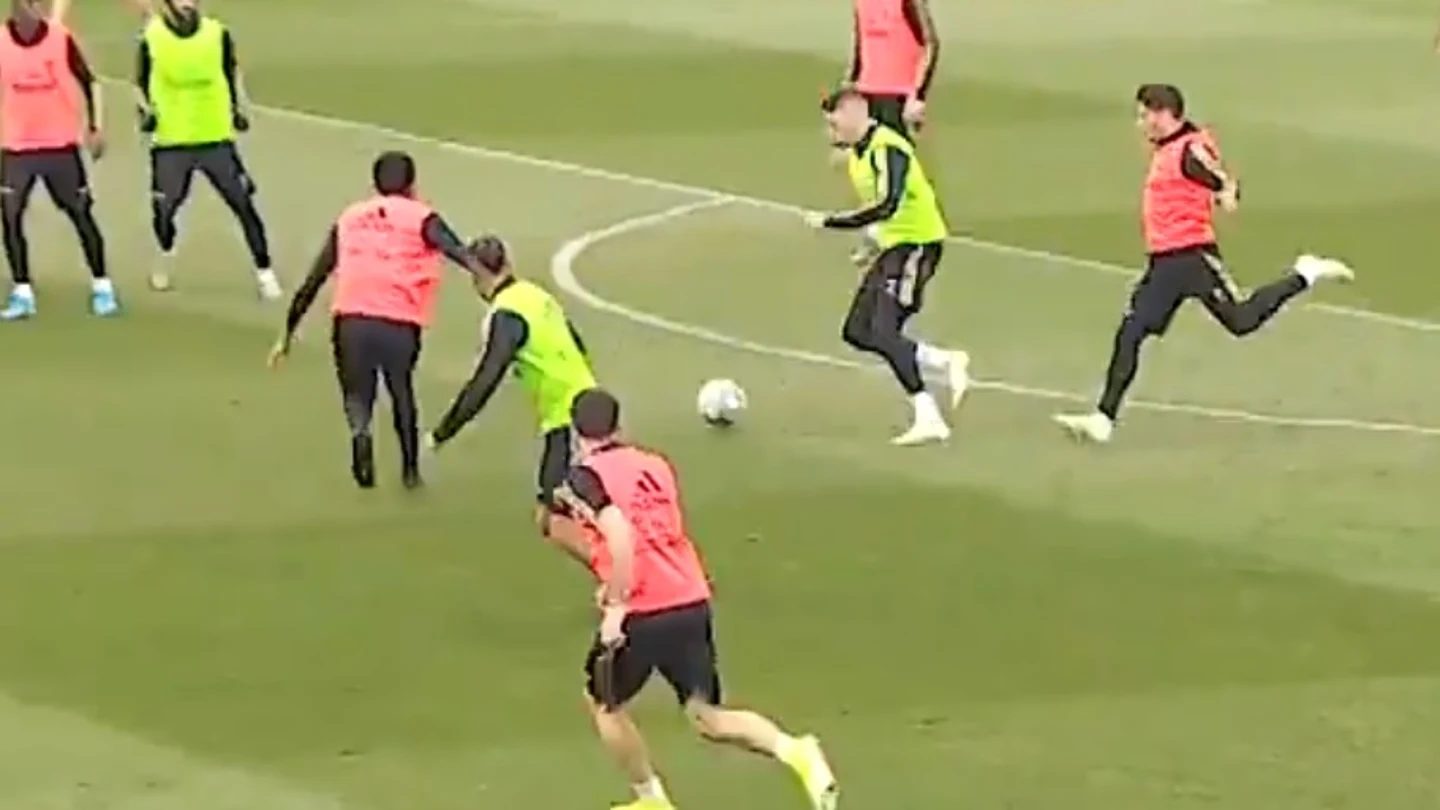 Fede Valverde, protagonista de una jugada eléctrica durante el entrenamiento Fede Valverde, protagonista de una jugada eléctrica durante el entrenamiento