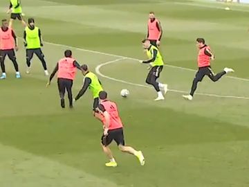 Fede Valverde, protagonista de una jugada eléctrica durante el entrenamiento Fede Valverde, protagonista de una jugada eléctrica durante el entrenamiento