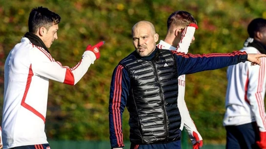 Mesut Özil, junto al sustituto de Unai Emery en el Arsenal, Fredrik Ljungberg Mesut Özil, junto al sustituto de Unai Emery en el Arsenal, Fredrik Ljungberg