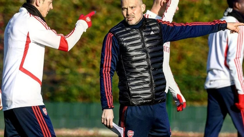 Mesut Özil, junto al sustituto de Unai Emery en el Arsenal, Fredrik Ljungberg