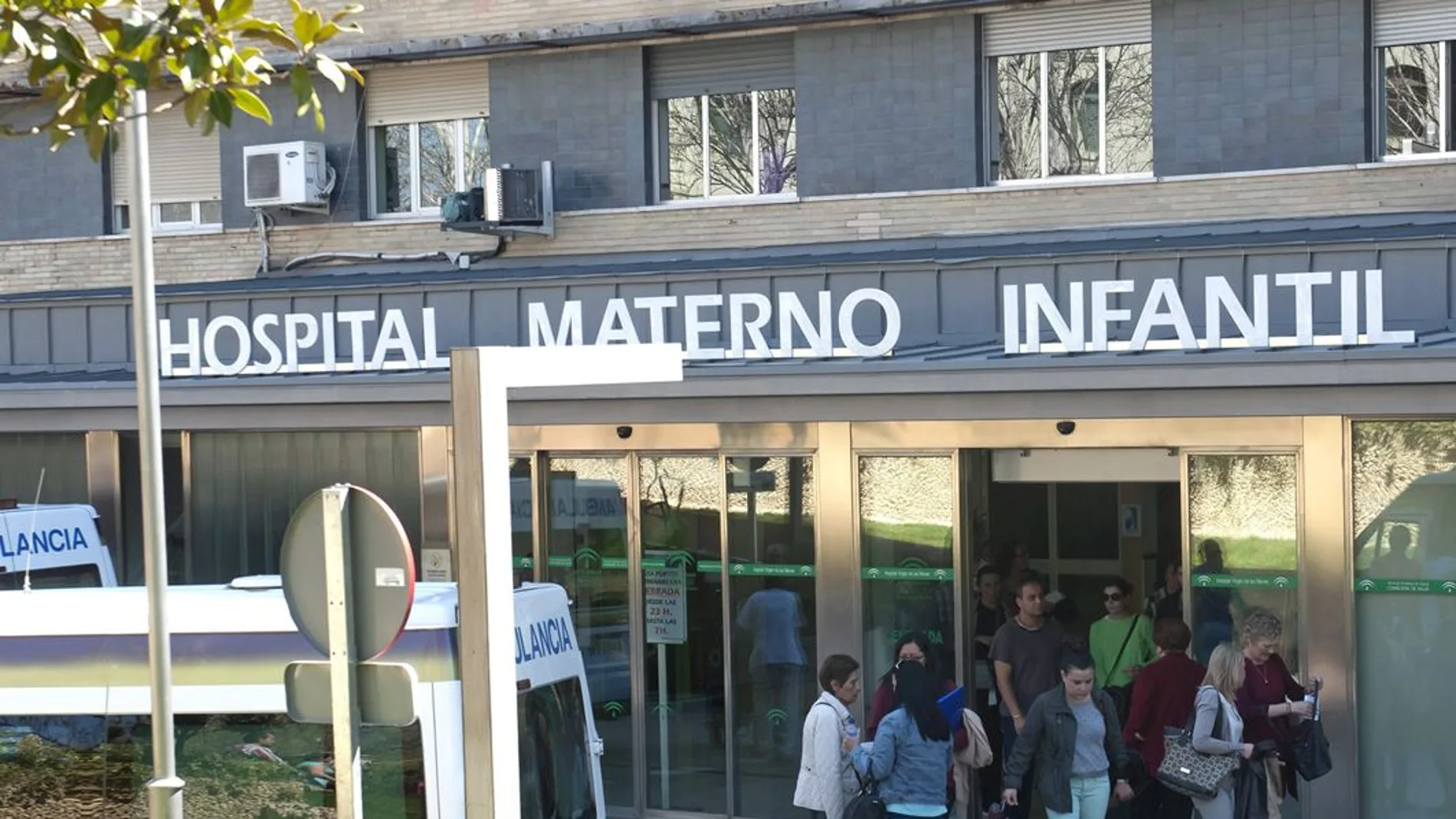 Puerta del Hospital Materno Infantil de Granada (Archivo)