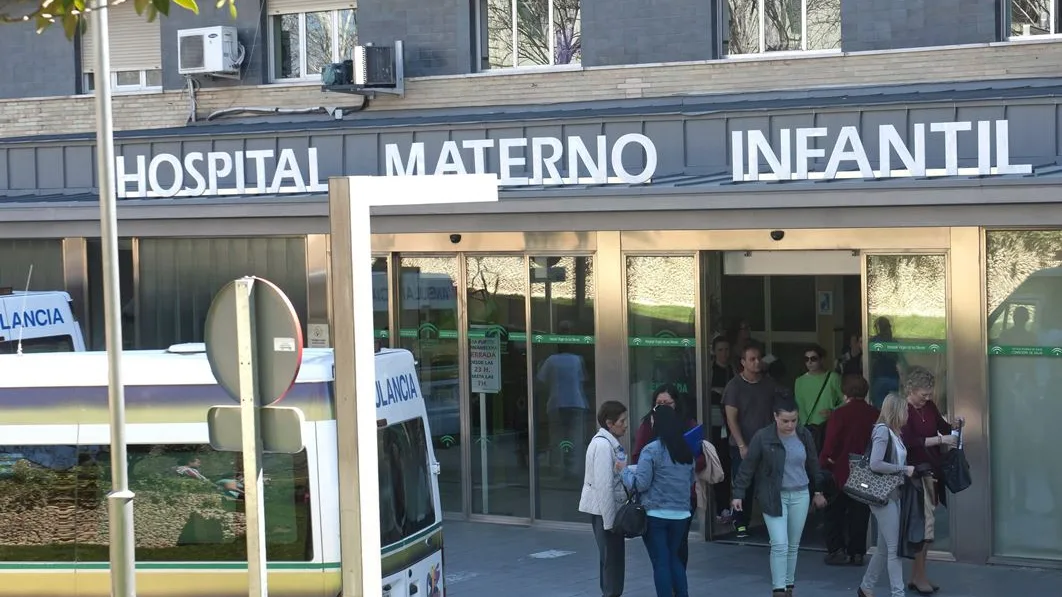 Puerta del Hospital Materno Infantil de Granada (Archivo)