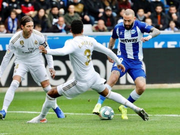 Aleix Vidal, en una acción ante el Real Madrid Aleix Vidal, en una acción ante el Real Madrid