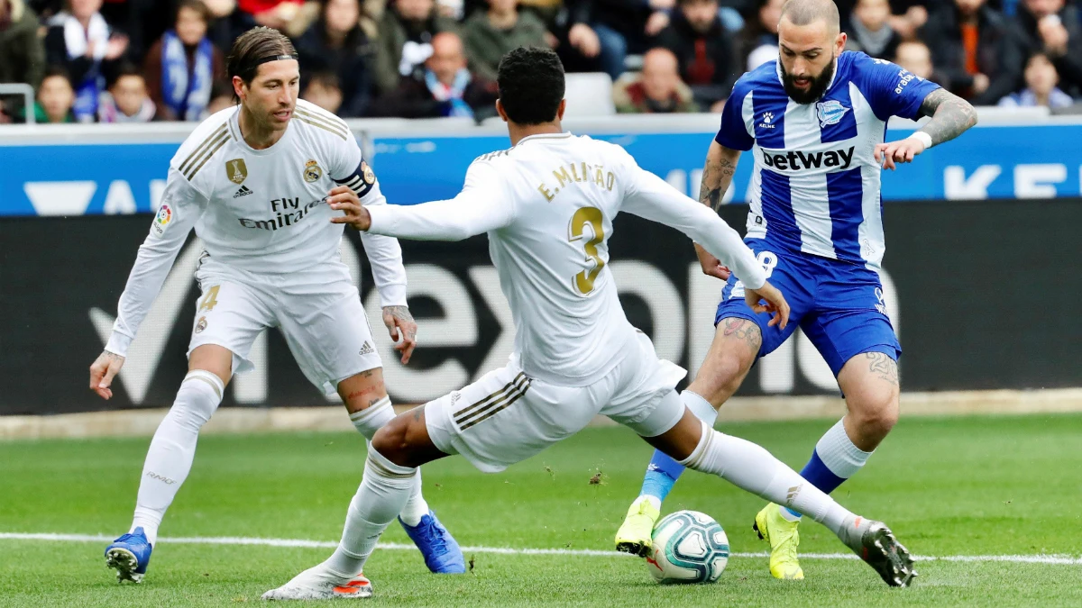 Aleix Vidal, en una acción ante el Real Madrid