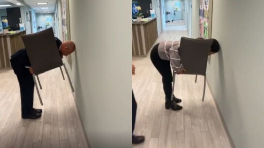 Personas intentando hacer el reto. 