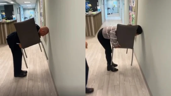 Personas intentando hacer el reto. Personas intentando hacer el reto.