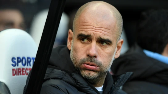 Guardiola resopla en el banquillo Guardiola resopla en el banquillo
