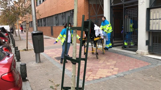Los servicios sanitarios trasladan a la la joven Los servicios sanitarios trasladan a la la joven