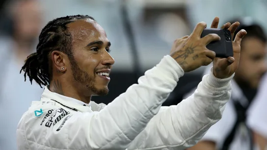 Lewis Hamilton hace una foto Lewis Hamilton hace una foto