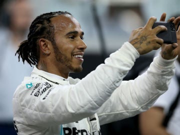 Lewis Hamilton hace una foto