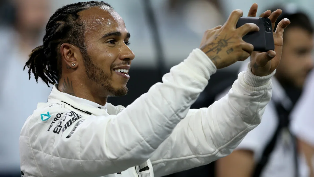 Lewis Hamilton hace una foto