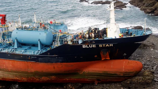 Los trabajos de bombeo a tierra del combustible almacenado en el "Blue Star" Los trabajos de bombeo a tierra del combustible almacenado en el "Blue Star"