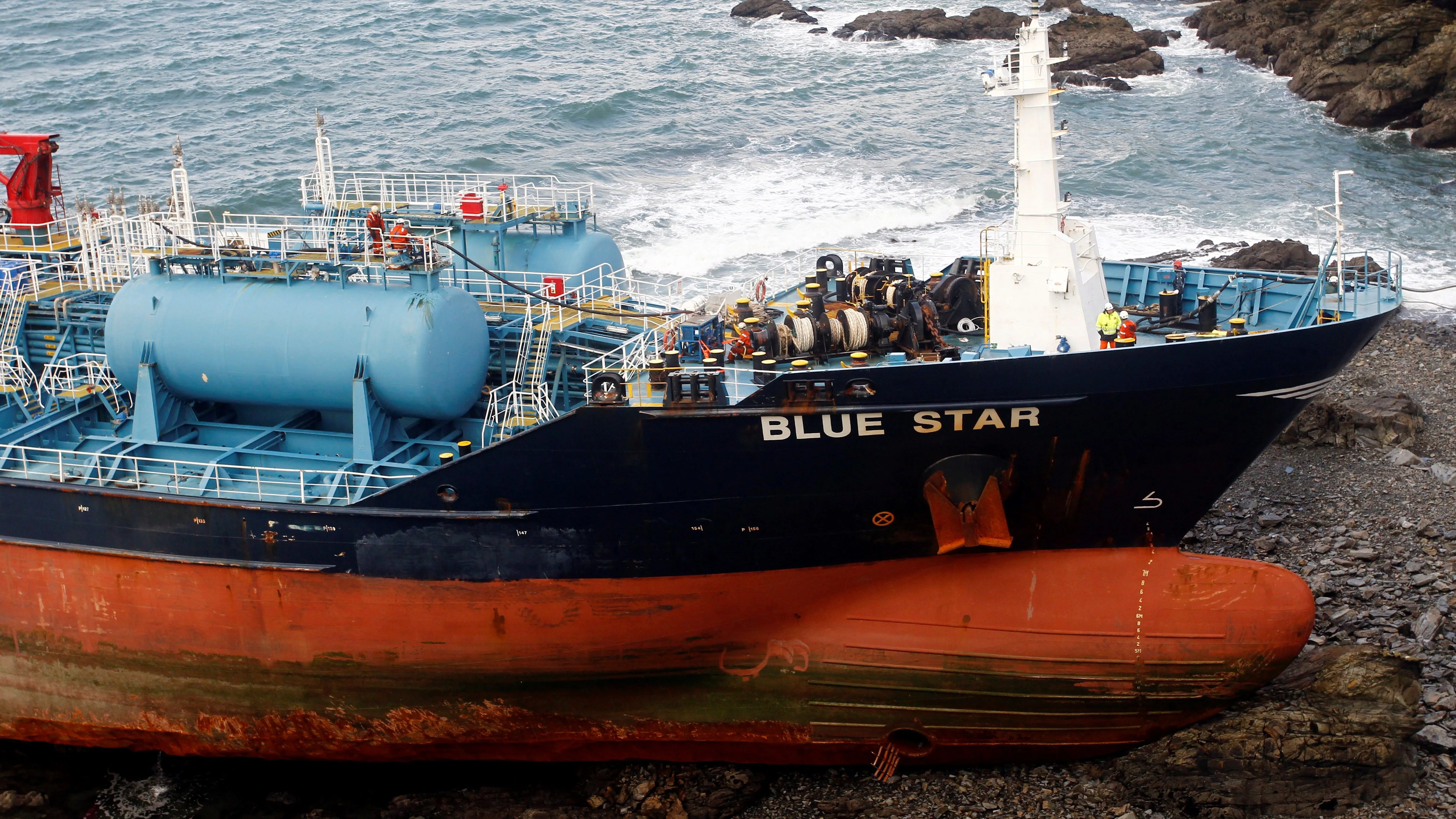 Los trabajos de bombeo a tierra del combustible almacenado en el "Blue Star"