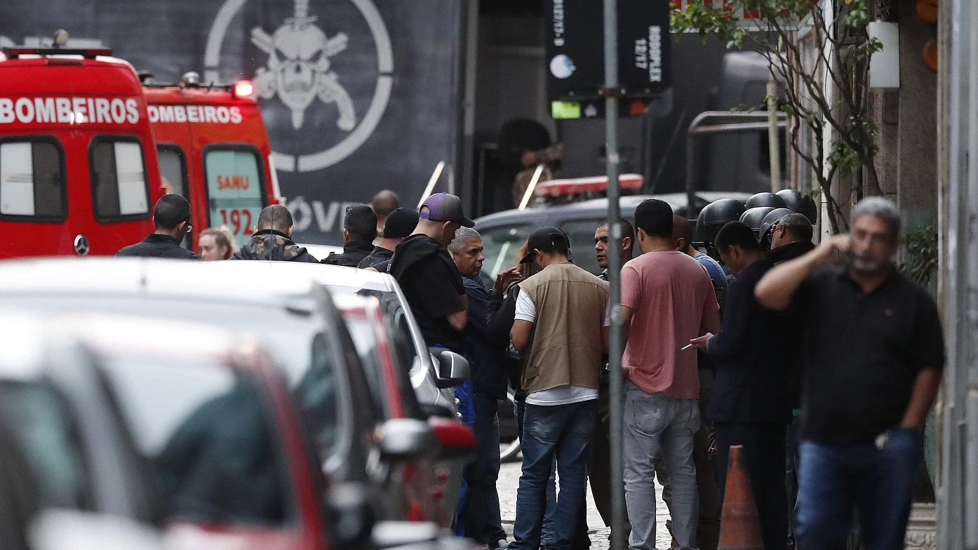 Exteriores del local donde un hombre ha secuestrado a rehenes en Río de Janeiro