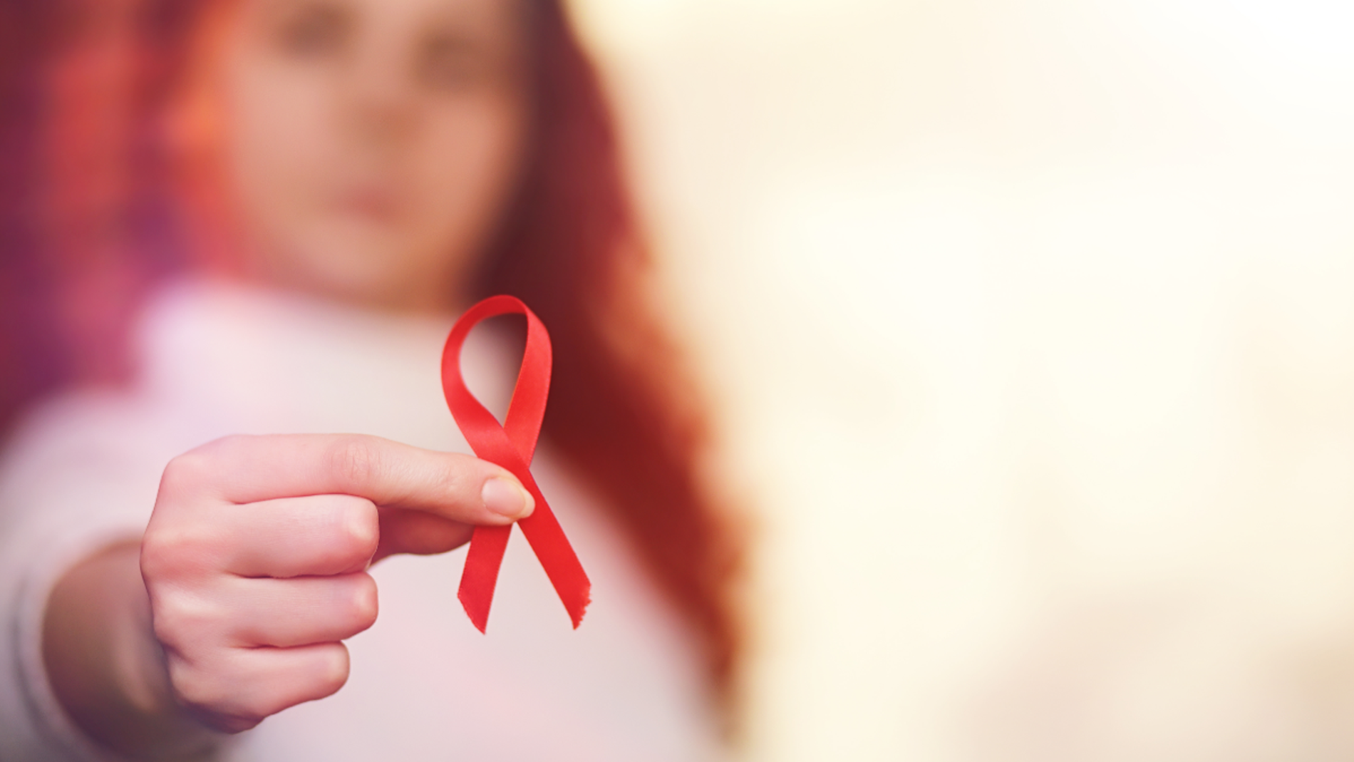 mujer con lazo rojo VIH