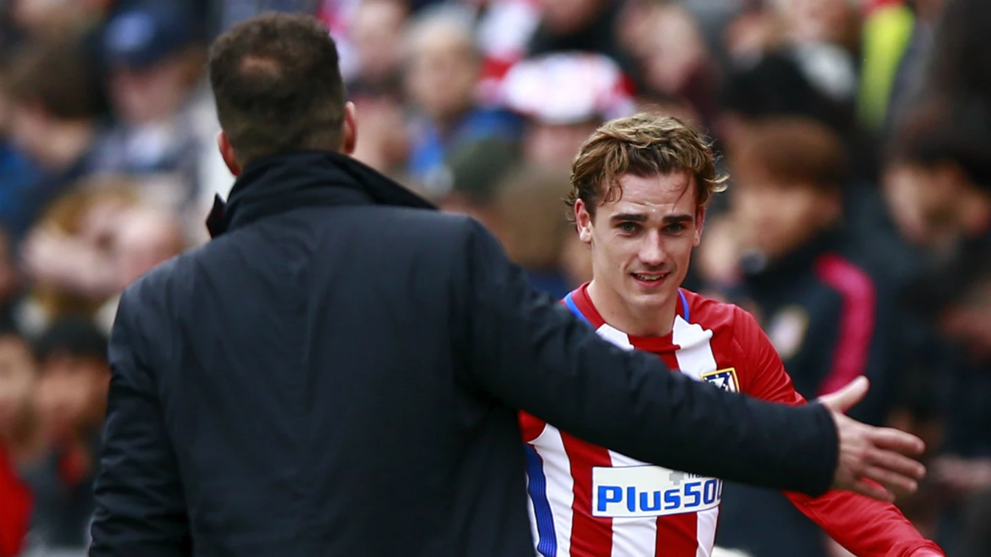 Griezmann saluda a Simeone Griezmann saluda a Simeone