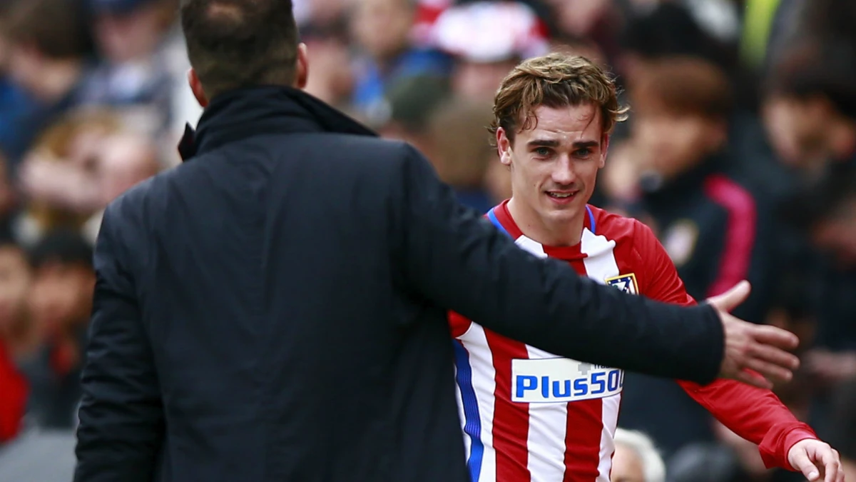 Griezmann saluda a Simeone