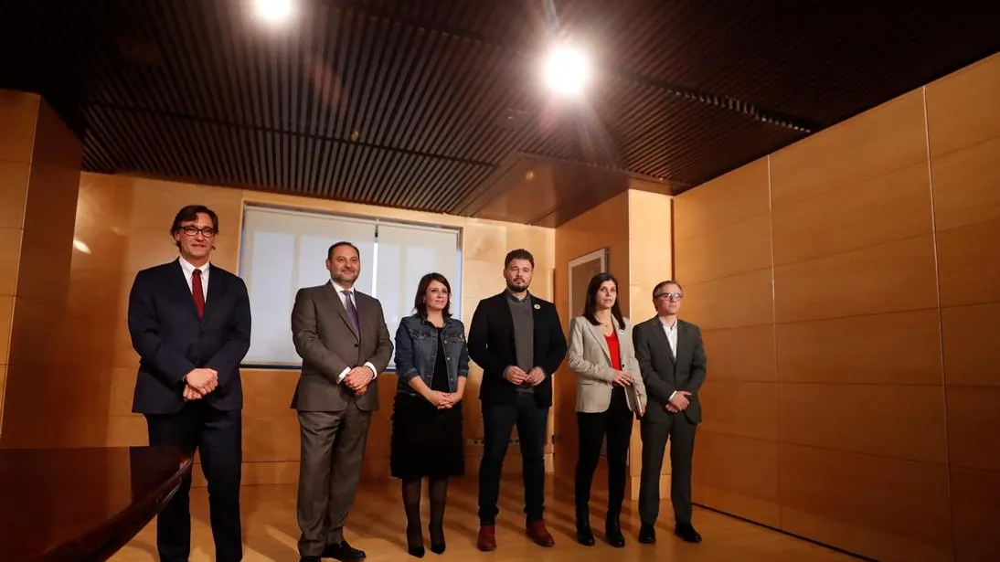 Fotografía tras la reunión PSOE-ERC