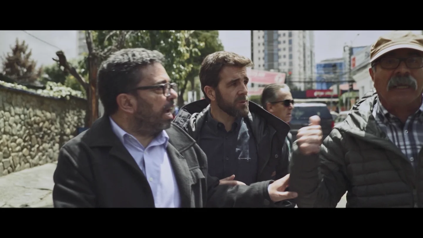 Increpan a Gonzo y al equipo de Salvados con gritos e insultos cuando graban en las calles de Bolivia Increpan a Gonzo y al equipo de Salvados con gritos e insultos cuando graban en las calles de Bolivia