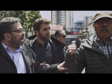 Increpan a Gonzo y al equipo de Salvados con gritos e insultos cuando graban en las calles de Bolivia Increpan a Gonzo y al equipo de Salvados con gritos e insultos cuando graban en las calles de Bolivia