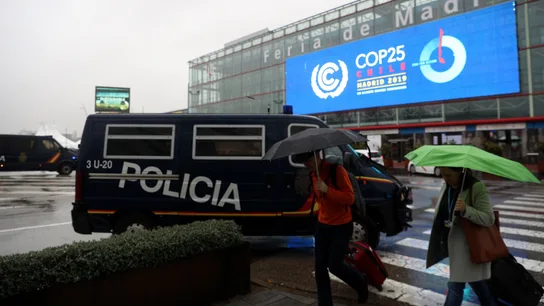 Vehículos policiales que forman parte del dispositivo de seguridad son estacionados en una de las entradas a la Cumbre del Clima Vehículos policiales que forman parte del dispositivo de seguridad son estacionados en una de las entradas a la Cumbre del Clima