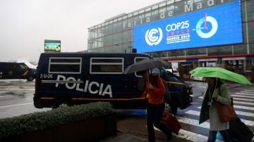 Vehículos policiales que forman parte del dispositivo de seguridad son estacionados en una de las entradas a la Cumbre del Clima