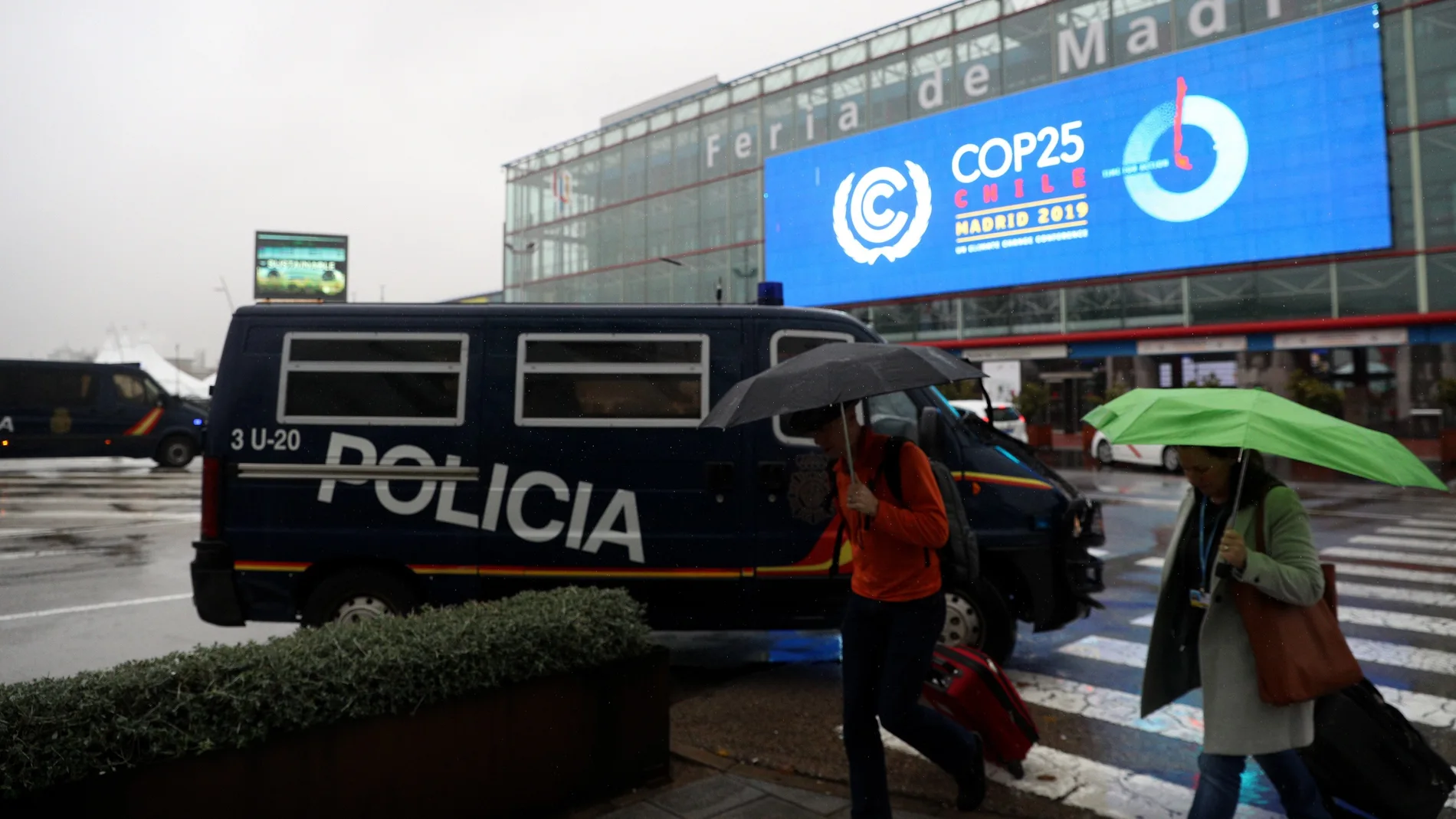 Vehículos policiales que forman parte del dispositivo de seguridad son estacionados en una de las entradas a la Cumbre del Clima