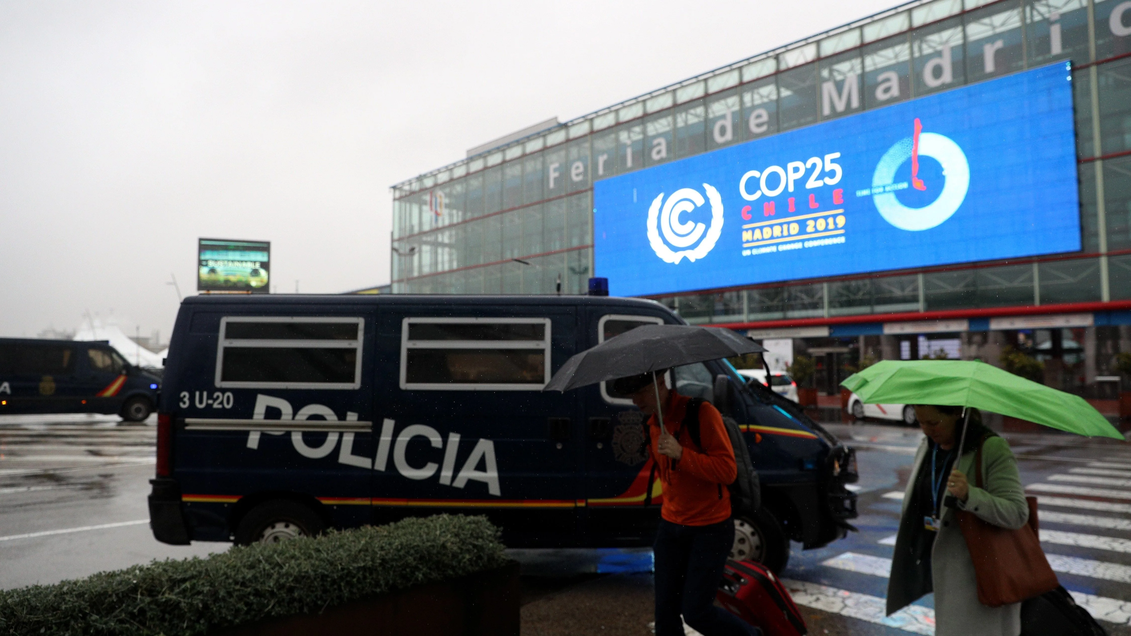 Vehículos policiales que forman parte del dispositivo de seguridad son estacionados en una de las entradas a la Cumbre del Clima