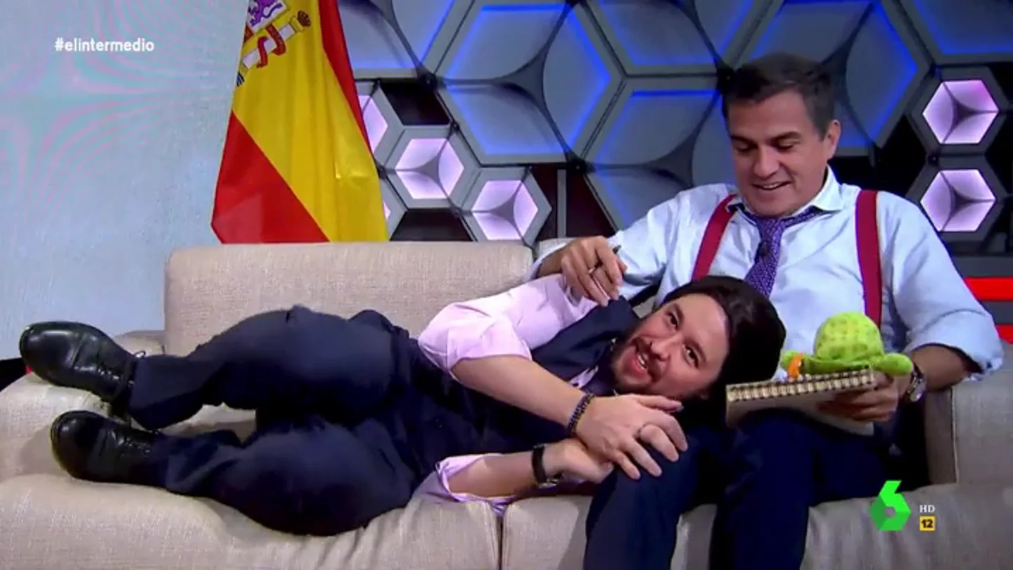 El encuentro entre Sánchez e Iglesias que acaba con "tarifa plana de abracitos": "Hágame un huequito presidente" El encuentro entre Sánchez e Iglesias que acaba con "tarifa plana de abracitos": "Hágame un huequito presidente"