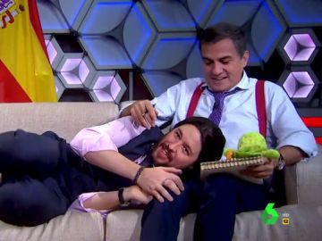 El encuentro entre Sánchez e Iglesias que acaba con "tarifa plana de abracitos": "Hágame un huequito presidente" El encuentro entre Sánchez e Iglesias que acaba con "tarifa plana de abracitos": "Hágame un huequito presidente"