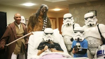 El paciente junto a su familia durante la fiesta temática que celebró el hospital para ver 'Star Wars'